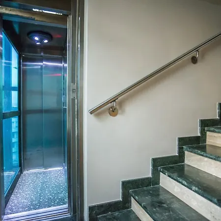Luxury Penthouse Three Level Apartment *